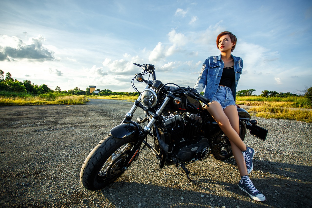 mujer moto